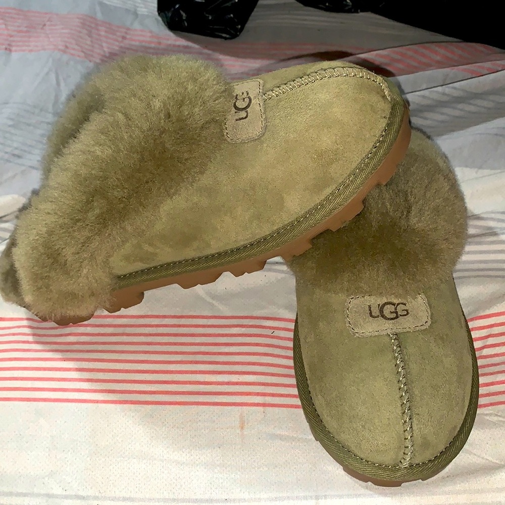 UGG SLIPPERS.
